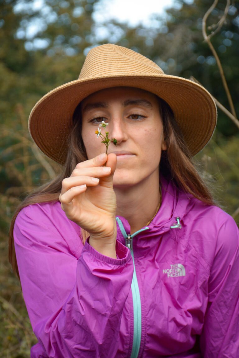 elena osservando un fiore fp